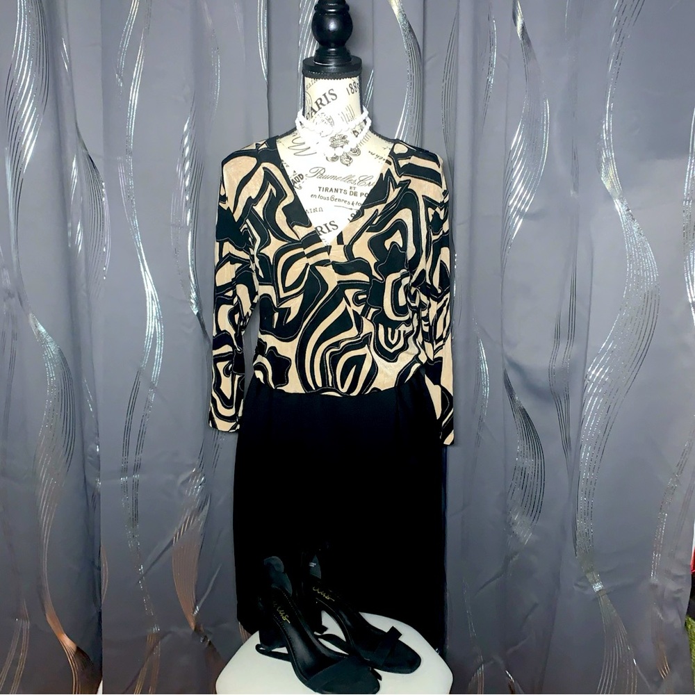 Chicos Travelers Size 1 Blouse 3/4 Sleeve Black / Tan V Neck